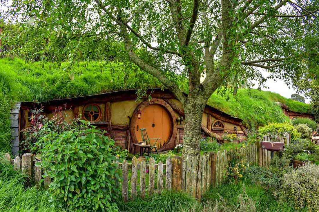 Hobbit Houses at Hobbiton Movie Set NZ. Copyright: MilesWithVibes.com!
