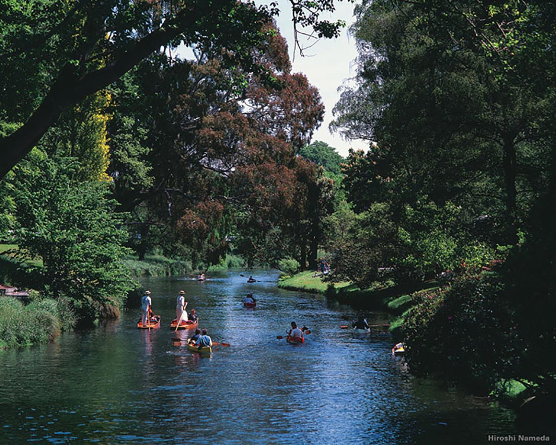 Punting on the Avon River in Christchurch. Copyright: Hayes Photography